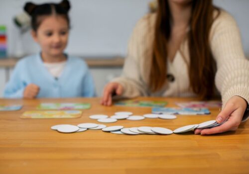 Dil ve Konuşma Terapisi; bireylerin konuşma, anlama, ses, akıcılık (kekemelik gibi) ve yutma gibi iletişim becerilerinde yaşadığı zorluklara yönelik bilimsel temelli değerlendirme ve müdahaleleri