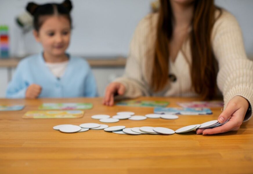 Dil ve Konuşma Terapisi; bireylerin konuşma, anlama, ses, akıcılık (kekemelik gibi) ve yutma gibi iletişim becerilerinde yaşadığı zorluklara yönelik bilimsel temelli değerlendirme ve müdahaleleri